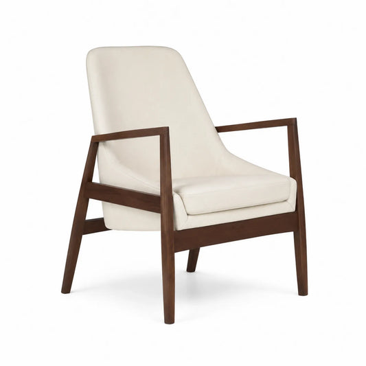 Silla de madera con tapizado de cuero sintético crema