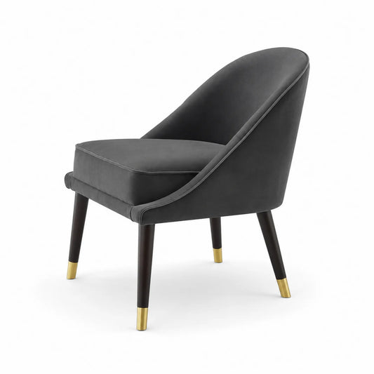 Silla de terciopelo gris con patas de madera de haya y detalles en metal dorado